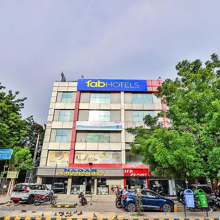 Leo Hotel Ahmedabad Buitenkant foto