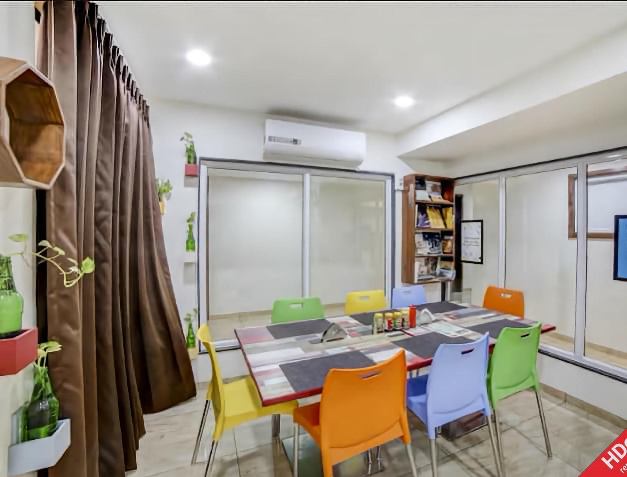 Leo Hotel Ahmedabad Buitenkant foto