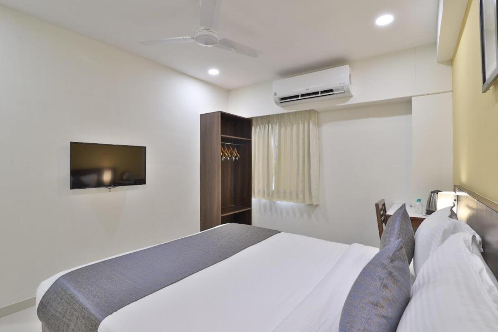 Leo Hotel Ahmedabad Buitenkant foto