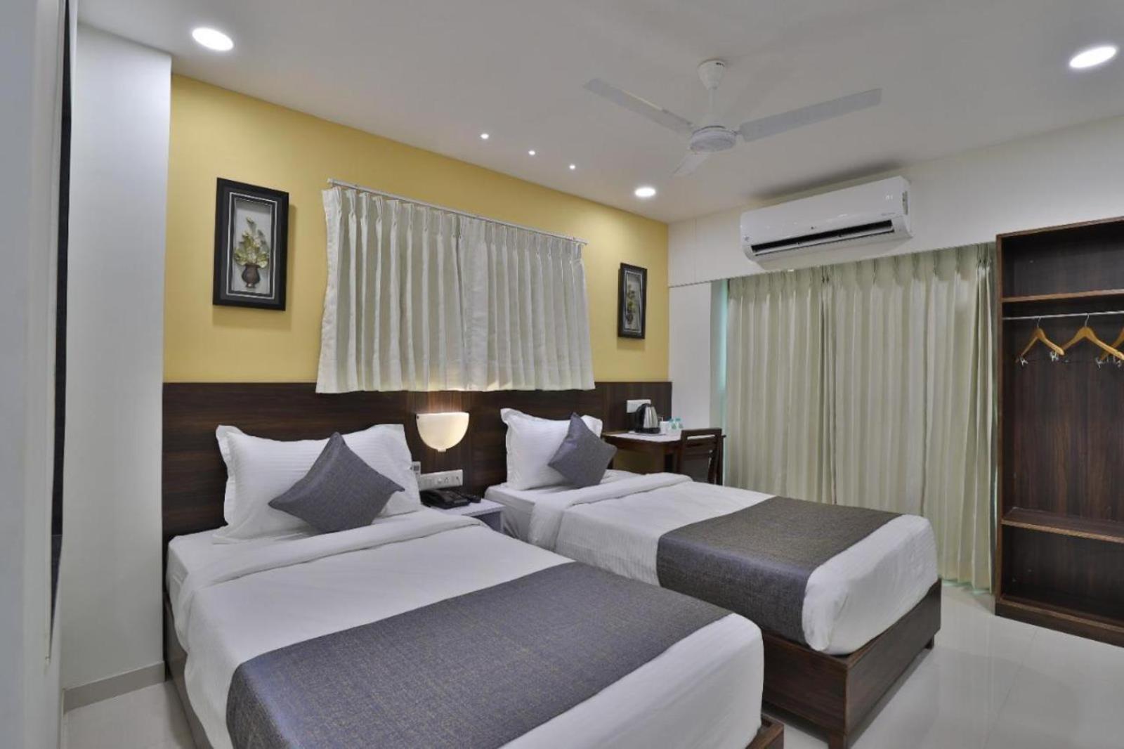 Leo Hotel Ahmedabad Buitenkant foto