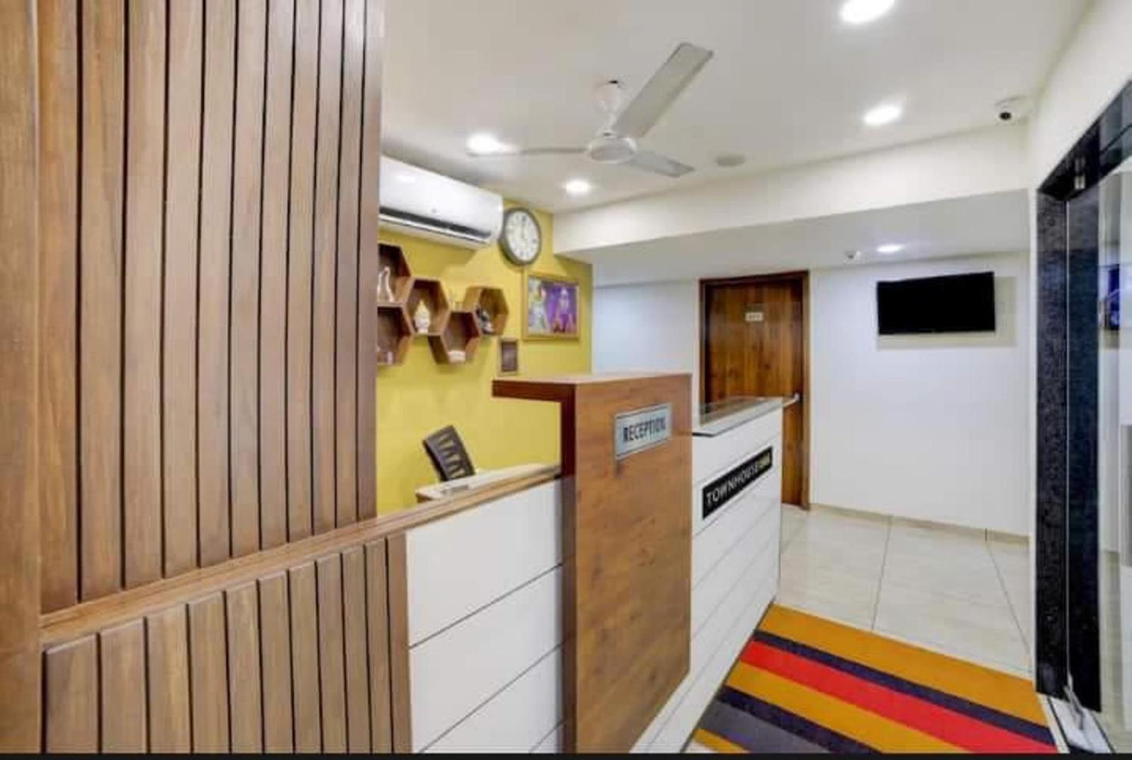 Leo Hotel Ahmedabad Buitenkant foto