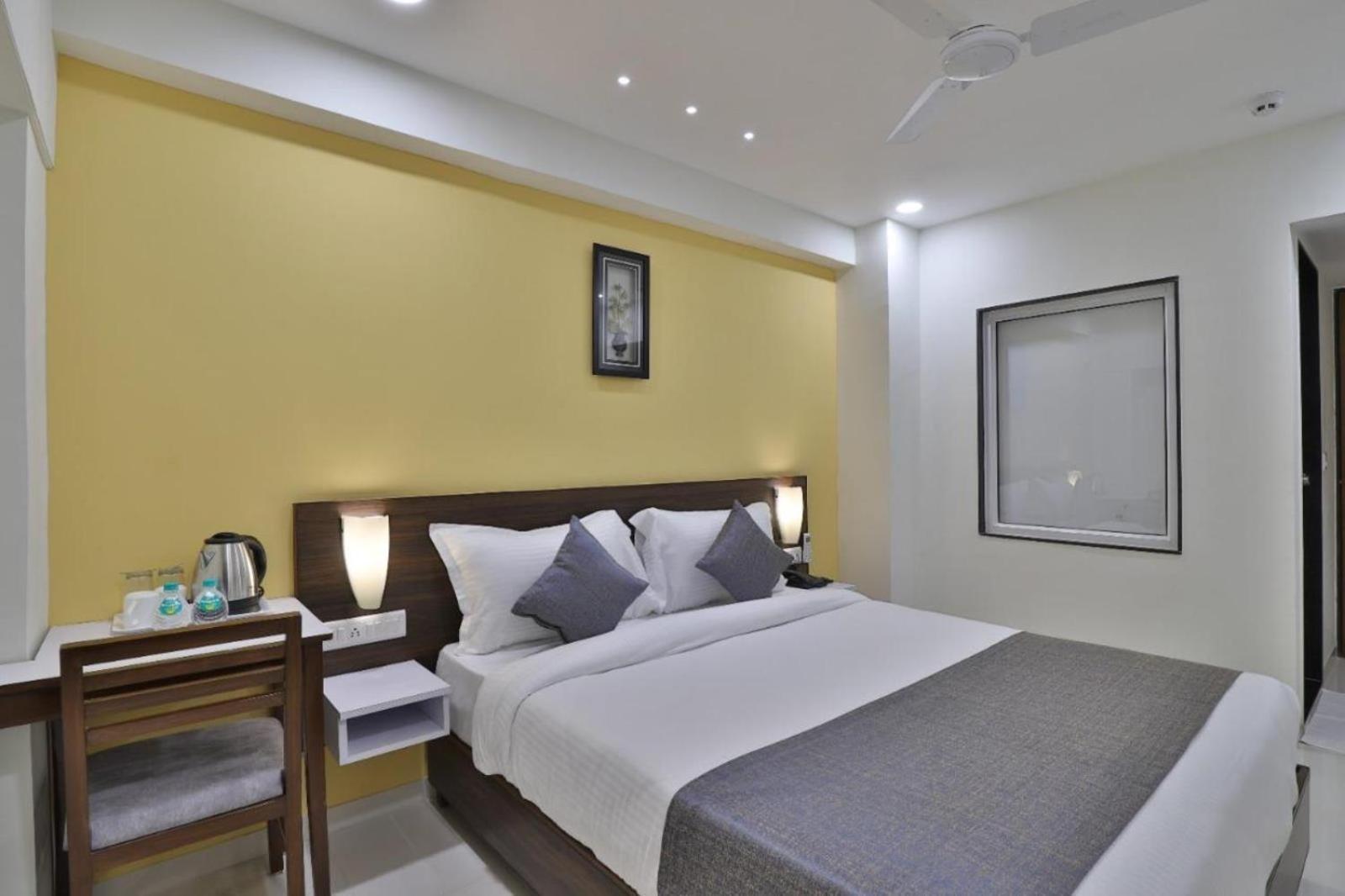 Leo Hotel Ahmedabad Buitenkant foto