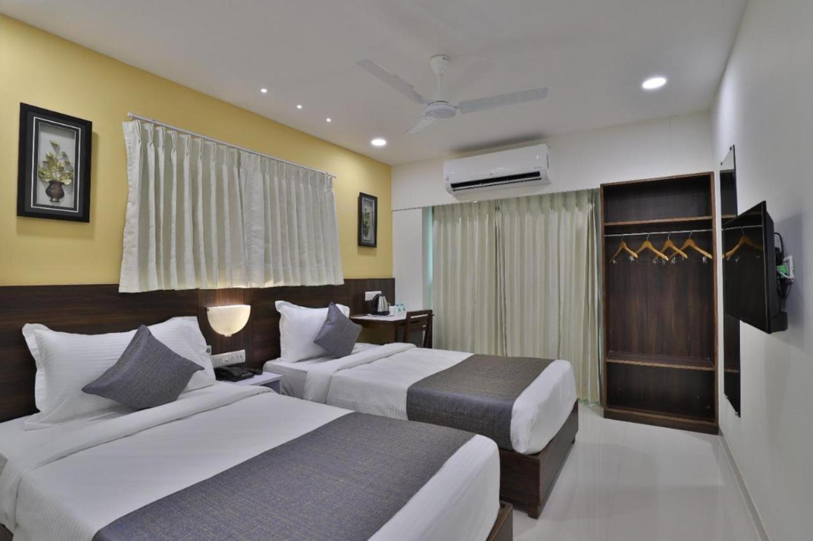Leo Hotel Ahmedabad Buitenkant foto