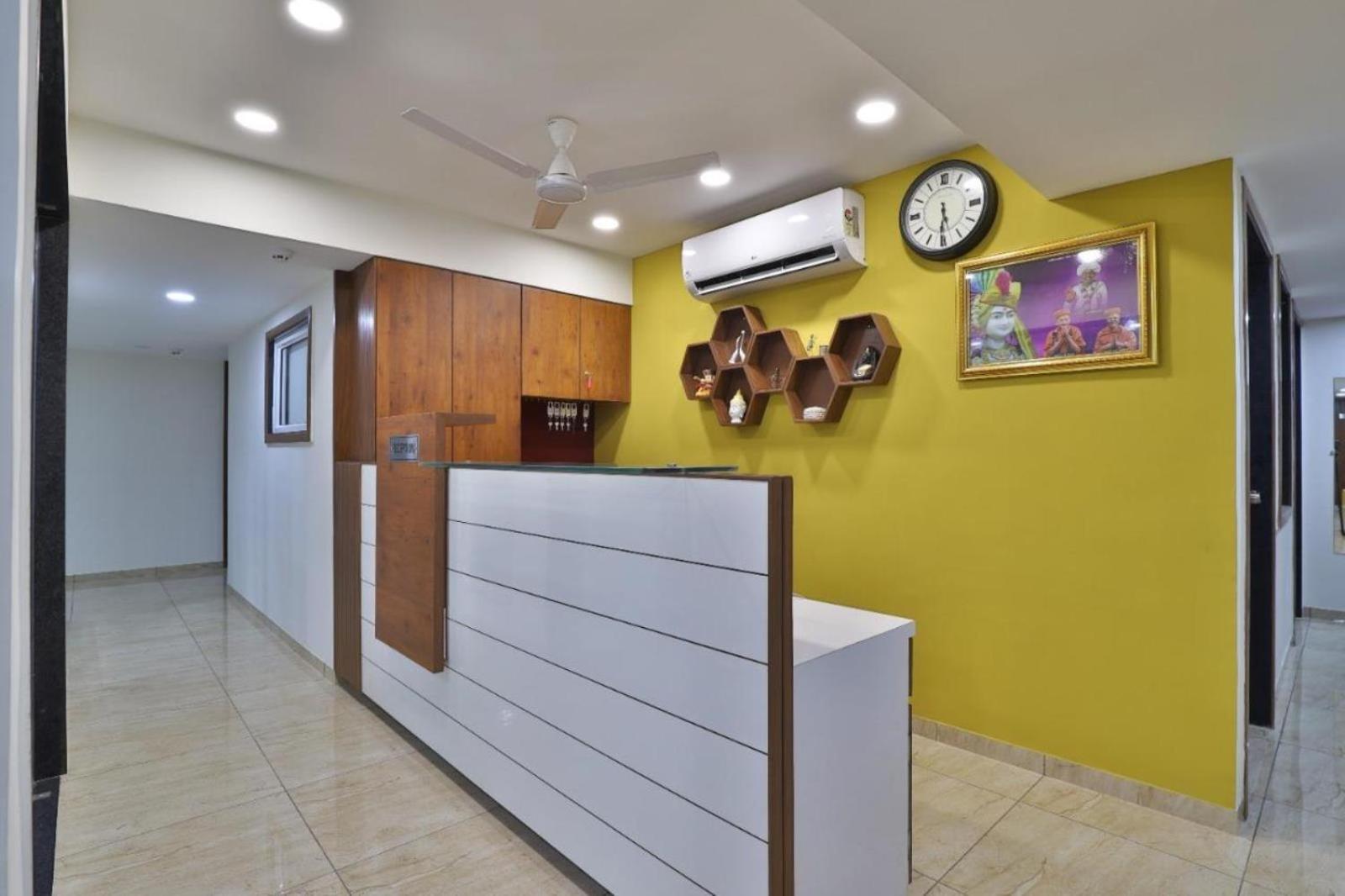 Leo Hotel Ahmedabad Buitenkant foto